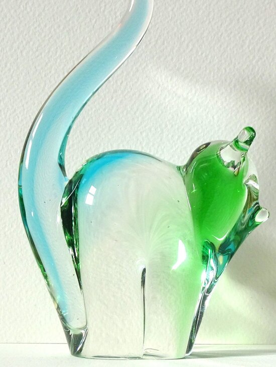 Chalet Glass Cat Figurine - Picture 1 of 10